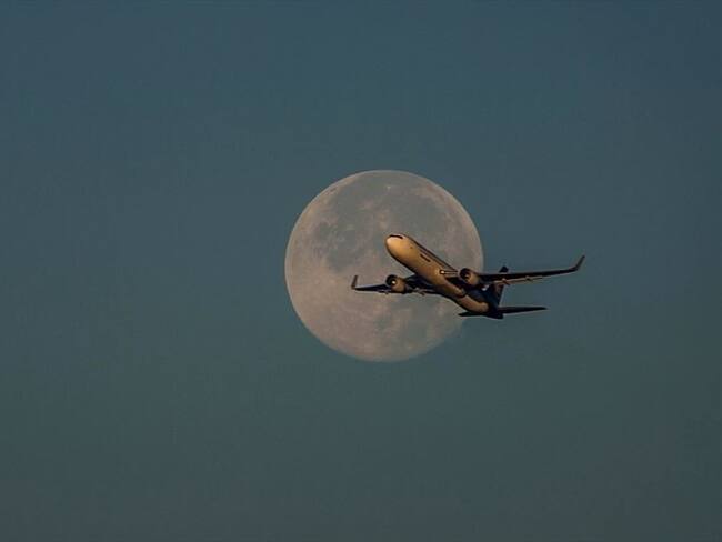 Se espera que la Aeronáutica Civil viabilice las rutas aéreas, y se tenga un tratamiento especial con el tema del IVA para los tiquetes. Foto: Getty Images