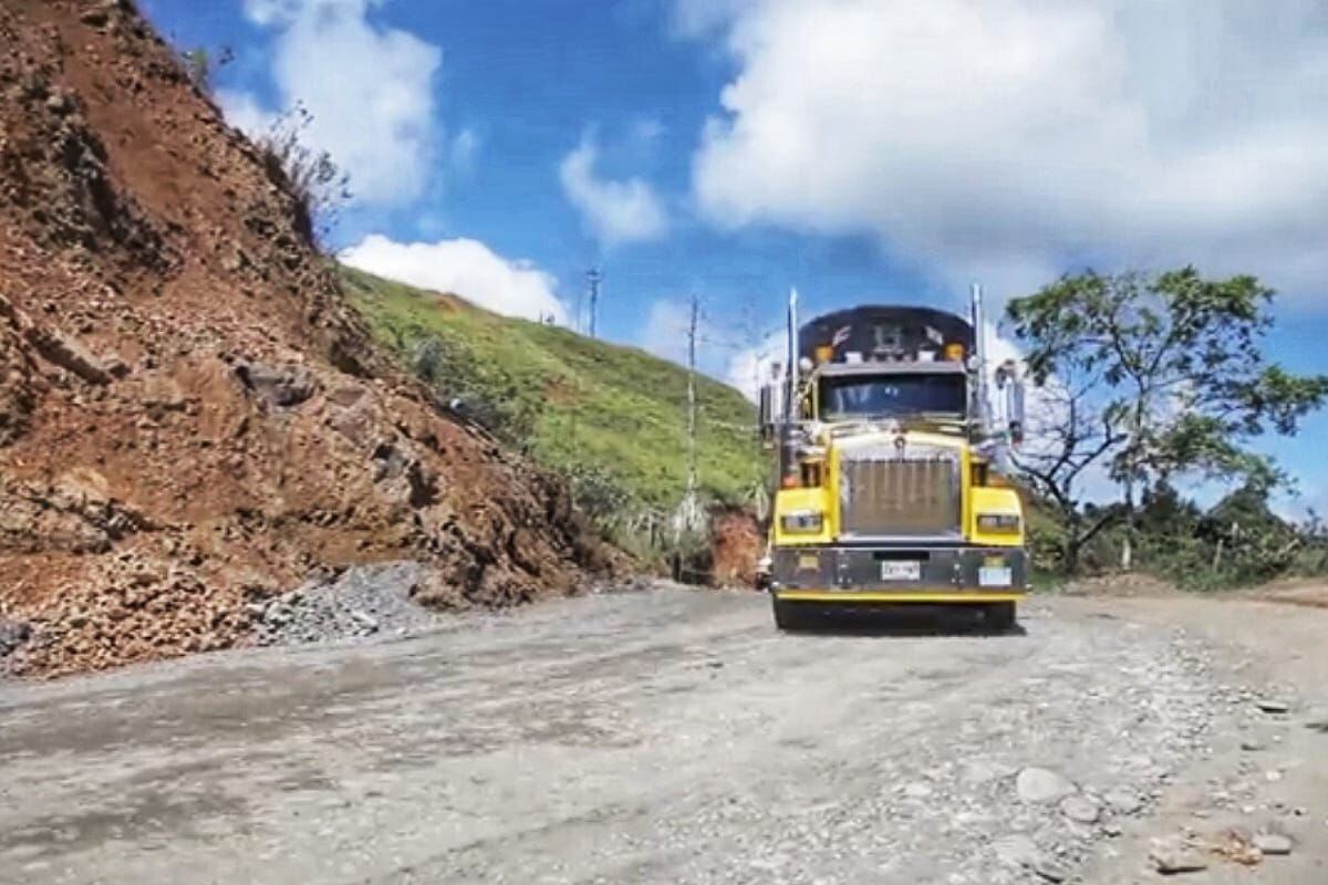 El corredor alterno del sur del Cauca, La Depresión - La Sierra - Rosas, pasó la prueba piloto realizada con 19 tractomulas. Crédito: Invías. 