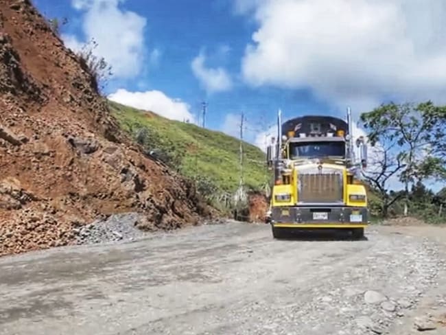 El corredor alterno del sur del Cauca, La Depresión - La Sierra - Rosas, pasó la prueba piloto realizada con 19 tractomulas. Crédito: Invías. 