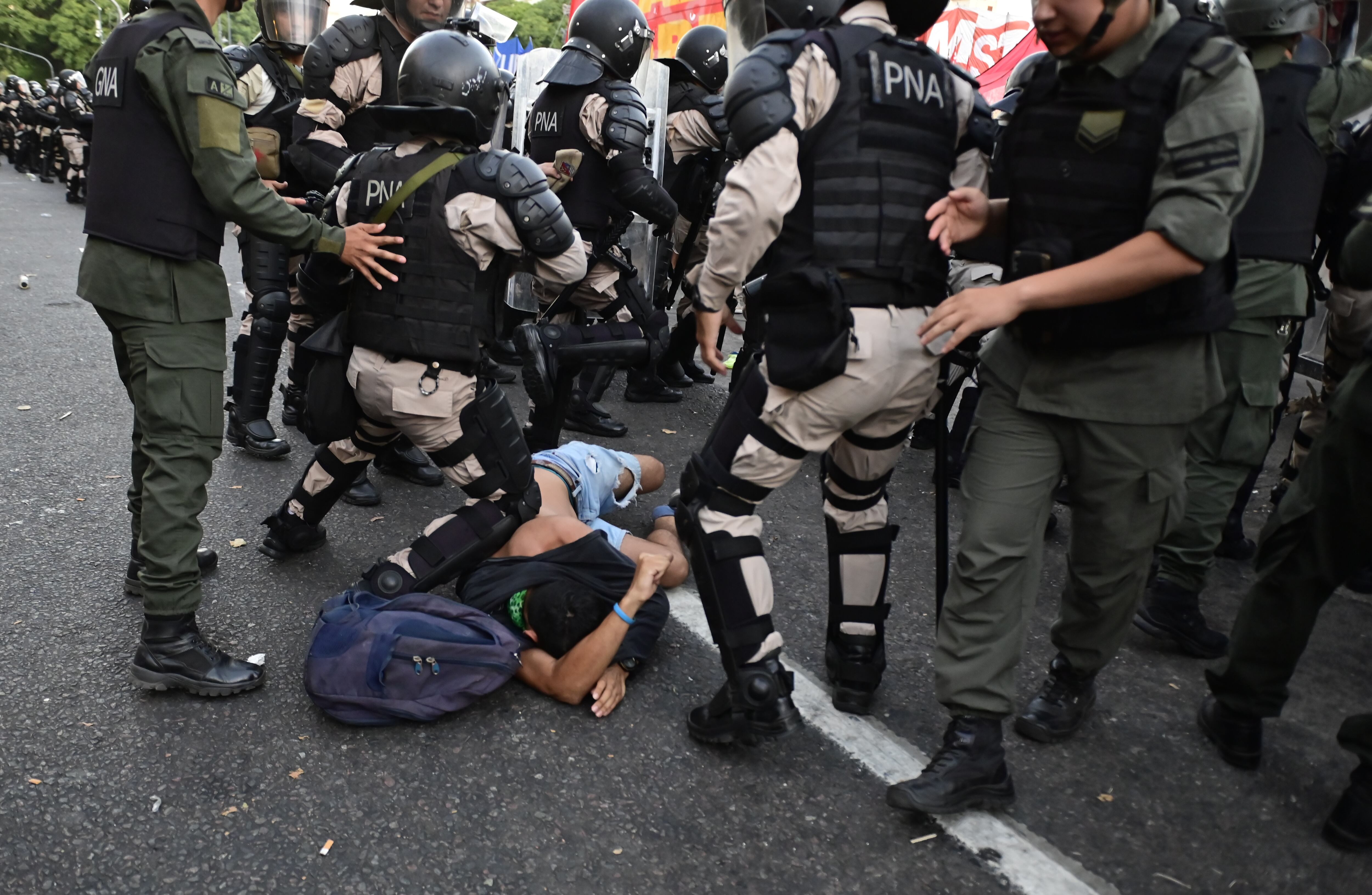 Policías y manifestantes se enfrentan durante un nuevo día de protestas luego de la aprobación de la "ley ómnibus" a las afueras del Congreso de la Nación en Buenos Aires (Argentina). Foto: EFE/ Matías Martín Campaya