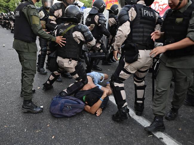 AME4633. BUENOS AIRES (ARGENTINA), 02/02/2024.- Policías y manifestantes se enfrentan durante un nuevo día de protestas luego de la aprobación de la &quot;ley ómnibus&quot;, hoy a las afueras del Congreso de la Nación en Buenos Aires (Argentina). El presidente de Argentina, Javier Milei, celebró este viernes la votación favorable a los intereses de la &#039;ley ómnibus&#039;, proyecto estrella de su Ejecutivo, y agradeció a quienes &quot;comprendieron el contexto histórico&quot; y, pese a las diferencias, contribuyeron al avance del proyecto legislativo. EFE/ Matías Martín Campaya