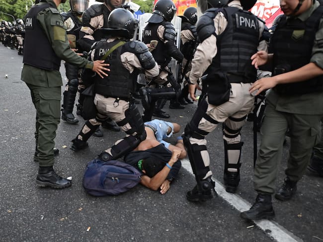 Policías y manifestantes se enfrentan durante un nuevo día de protestas luego de la aprobación de la &quot;ley ómnibus&quot; a las afueras del Congreso de la Nación en Buenos Aires (Argentina). Foto: EFE/ Matías Martín Campaya