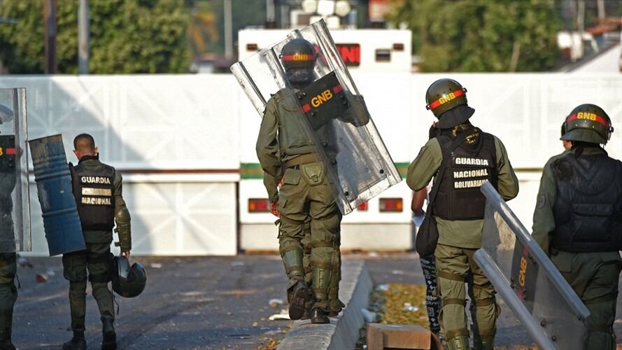 Katiuska Jamboz quien hace parte del grupo de desertores de la Guardia Nacional Venezolana. Foto: Getty Images