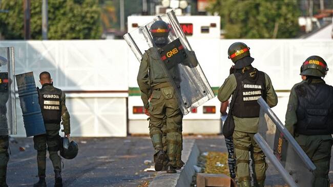 Katiuska Jamboz quien hace parte del grupo de desertores de la Guardia Nacional Venezolana. Foto: Getty Images