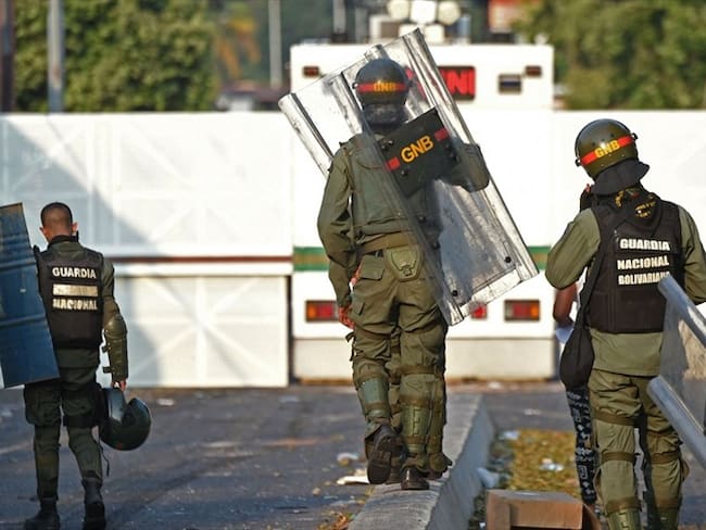Katiuska Jamboz quien hace parte del grupo de desertores de la Guardia Nacional Venezolana. Foto: Getty Images