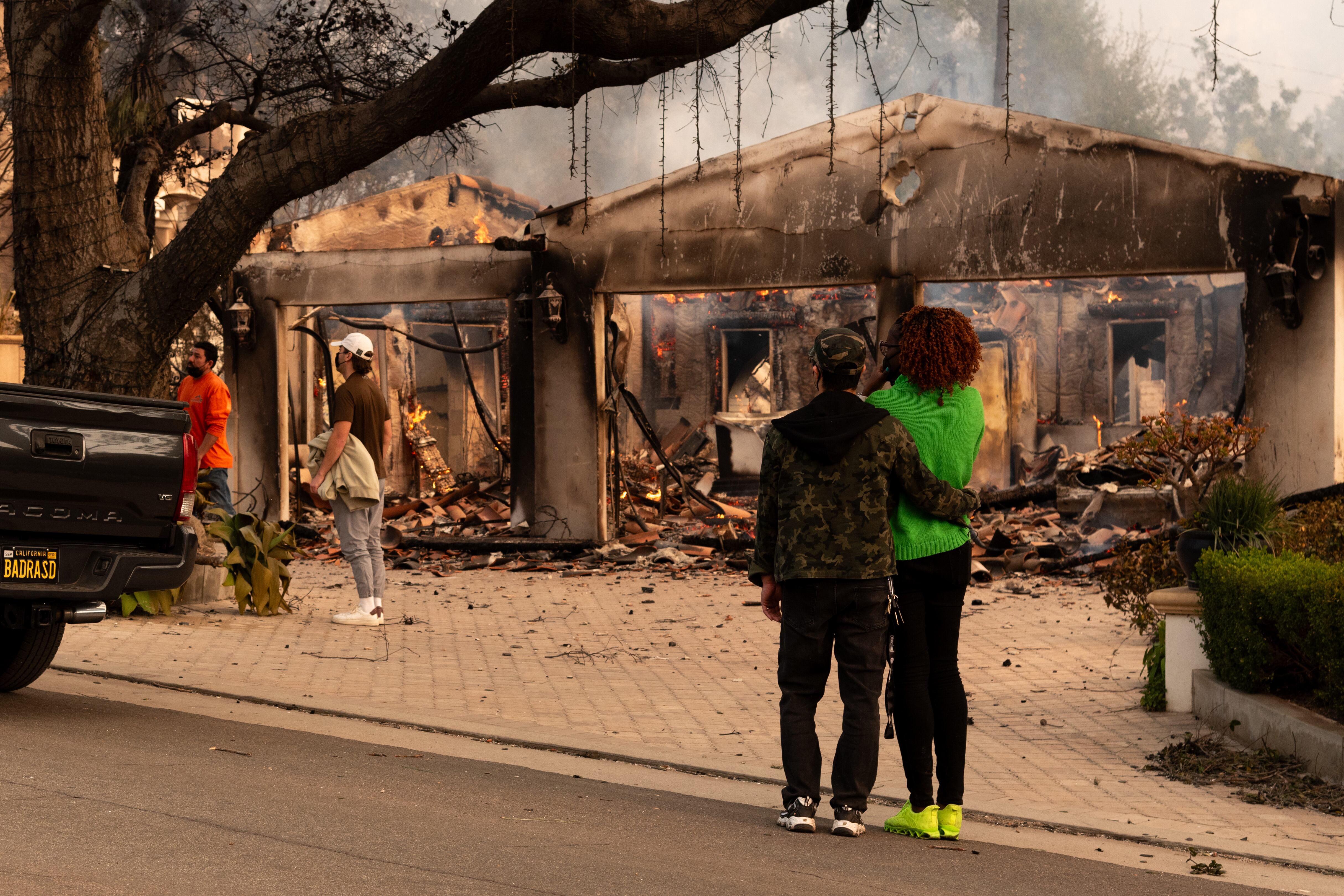 “Tardaremos años en recuperar lo perdido”: Bomberos de California por incendios que dejan 5 muertos