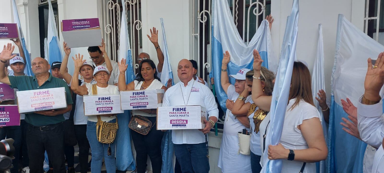 Entrega de firmas. Foto: Gissell Campo.