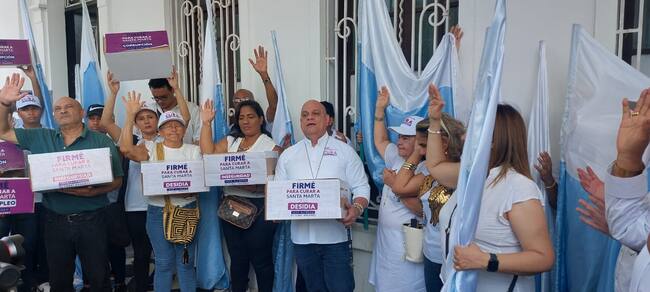 Entrega de firmas. Foto: Gissell Campo.