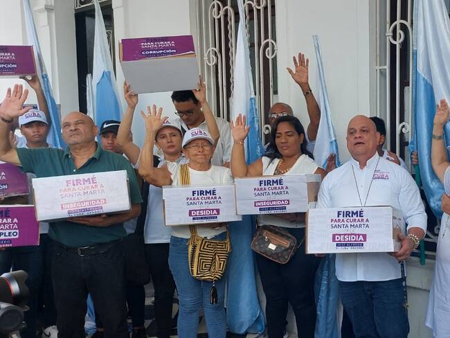 Entrega de firmas. Foto: Gissell Campo.