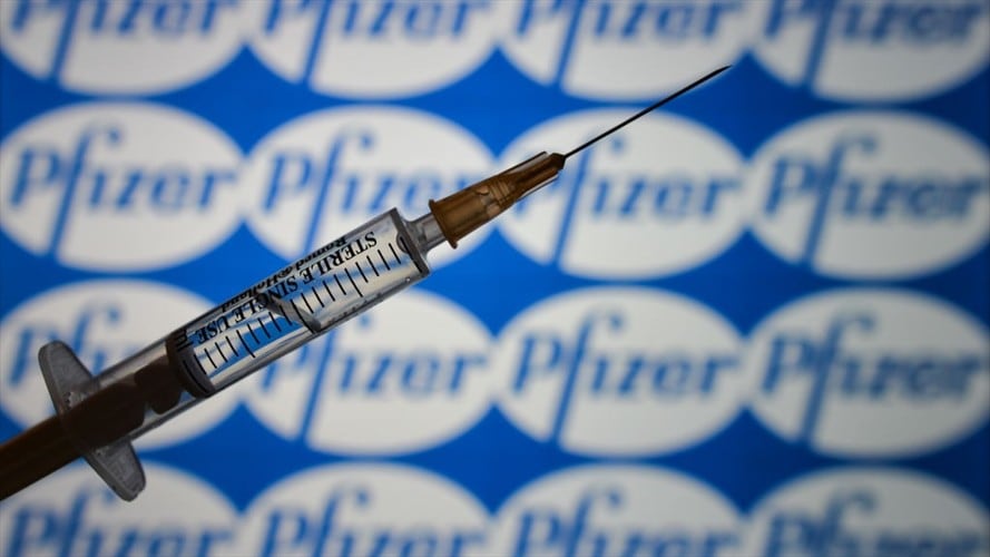 Semanas atrás, el Ministerio de Salud aseguró que la segunda dosis de vacuna de Pfizer contra el COVID-19 ya no se aplicará a los 21 días, pues ahora será a los 84 días. Foto: Getty Images / ARTUR WIDAK