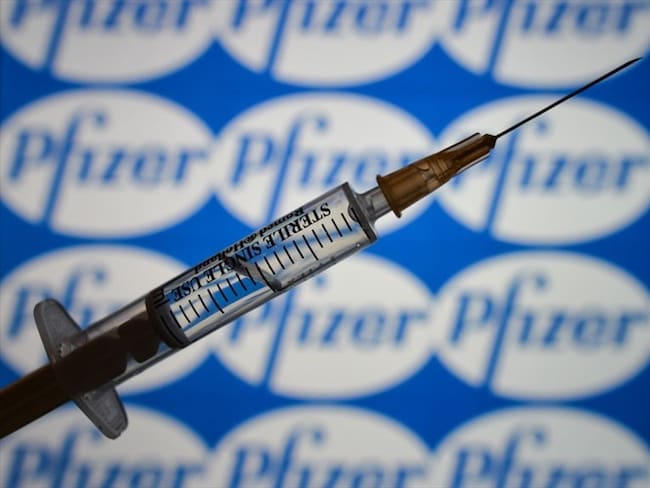 Semanas atrás, el Ministerio de Salud aseguró que la segunda dosis de vacuna de Pfizer contra el COVID-19 ya no se aplicará a los 21 días, pues ahora será a los 84 días. Foto: Getty Images / ARTUR WIDAK