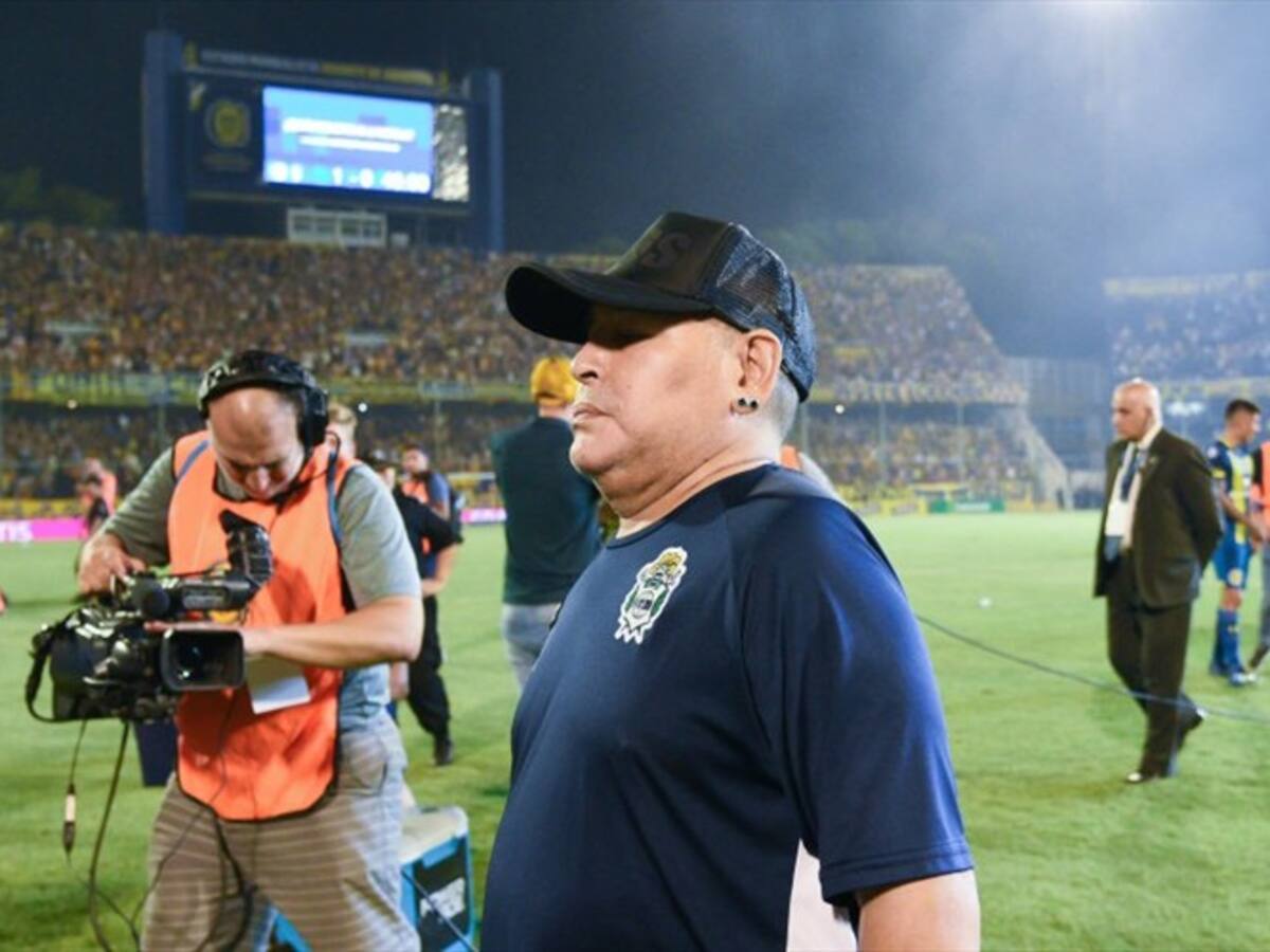 Video capta a Maradona recibiendo una pastilla en pleno partido