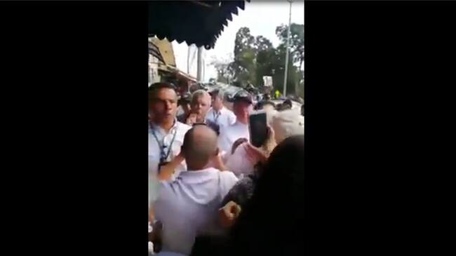 Un ciudadano hizo en reiteradas ocasiones una pregunta relacionada con la ola de violencia contra los líderes sociales. Foto: Video
