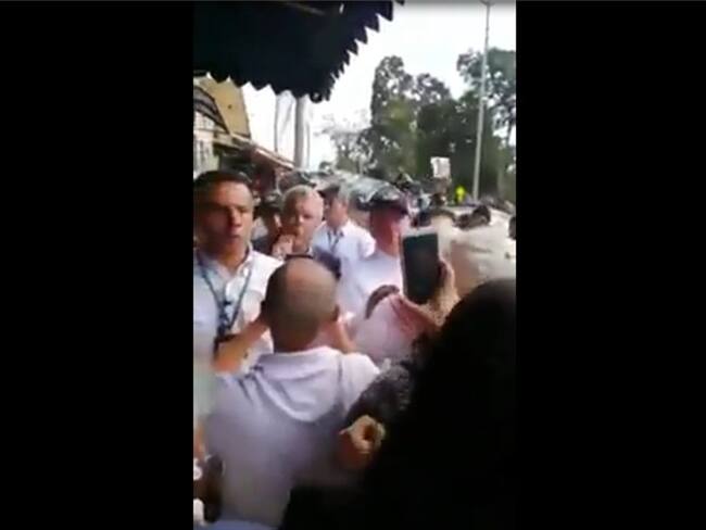 Un ciudadano hizo en reiteradas ocasiones una pregunta relacionada con la ola de violencia contra los líderes sociales. Foto: Video