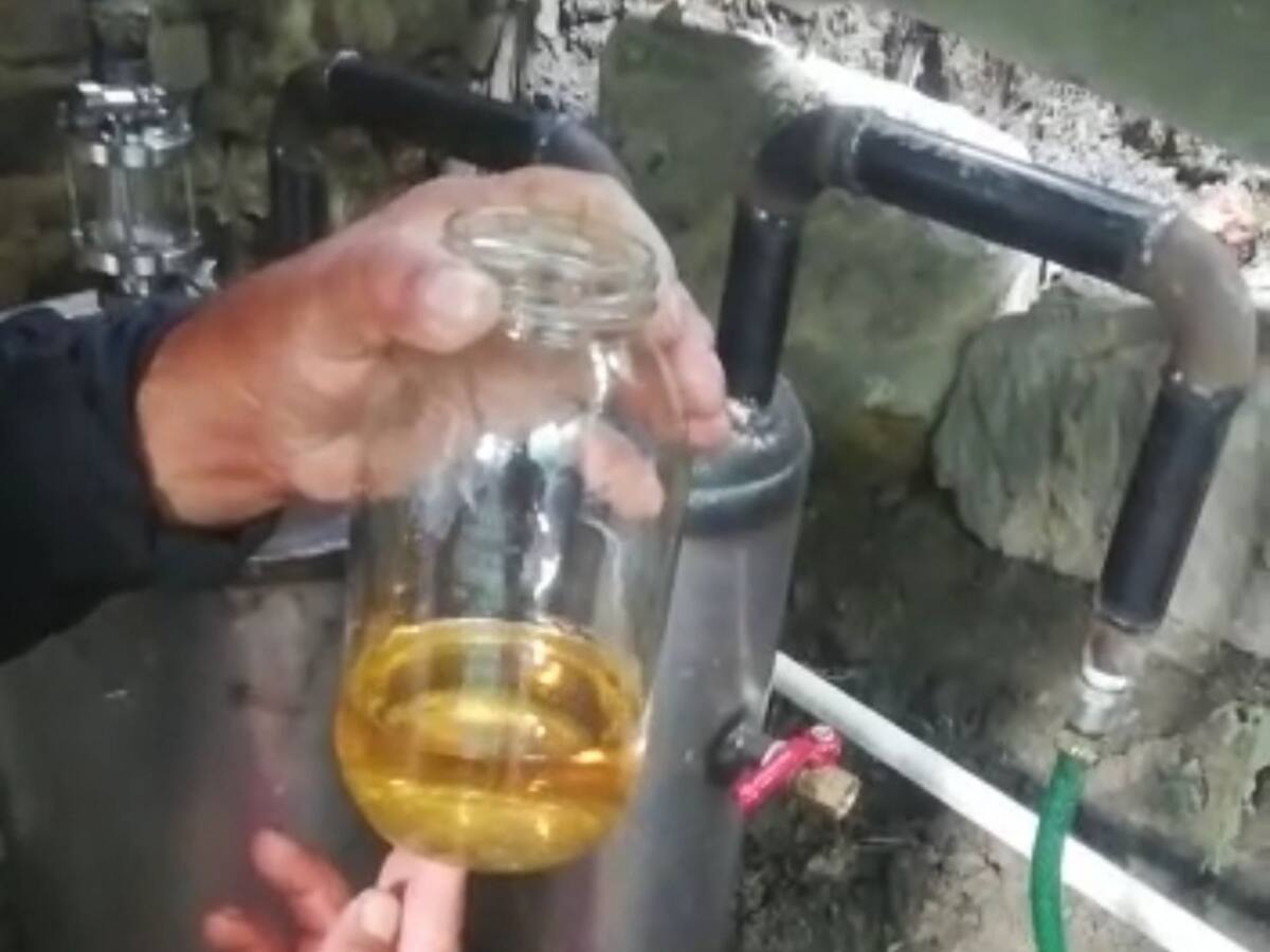 Profesora en Boyacá convierte el plástico usado en gasolina