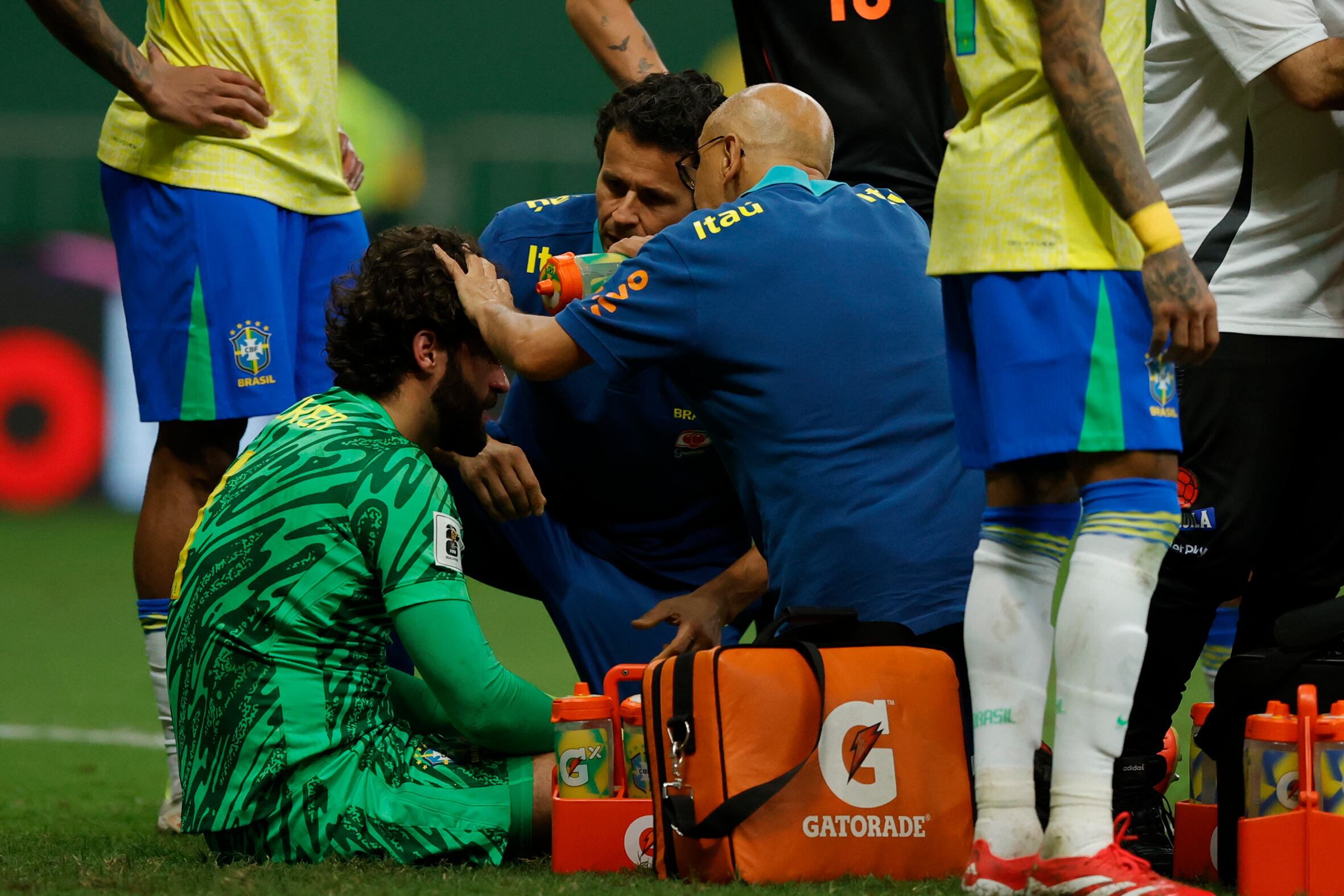 Alisson Becker de Brasil es atendido tras un golpe de cabezas este jueves. Foto: EFE.