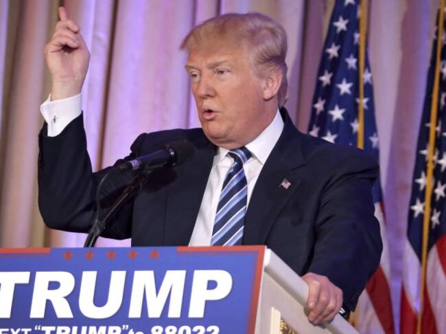 Una decena de trumpistas hacen guardia para apoyar a su lider en Mar-a-Lago