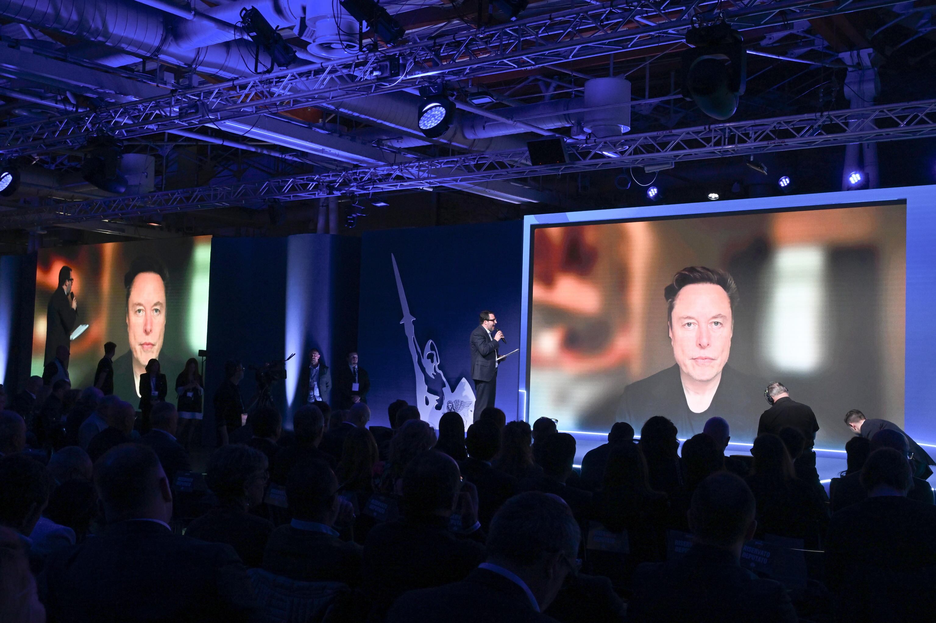 Elon Musk en el congreso del partido ultraderechista Liga.  FOTO: EFE/EPA/CLAUDIO GIOVANNINI