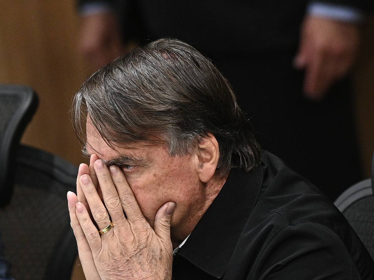 Bolsonaro y su esposa guardan silencio ante policía por escándalo de joyas