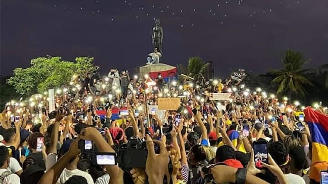La India Catalina, en el Centro Histórico, fue el escenario de la velatón en la que estudiantes universitarios y artistas rechazaron la violencia de estos días de protesta.. Foto: