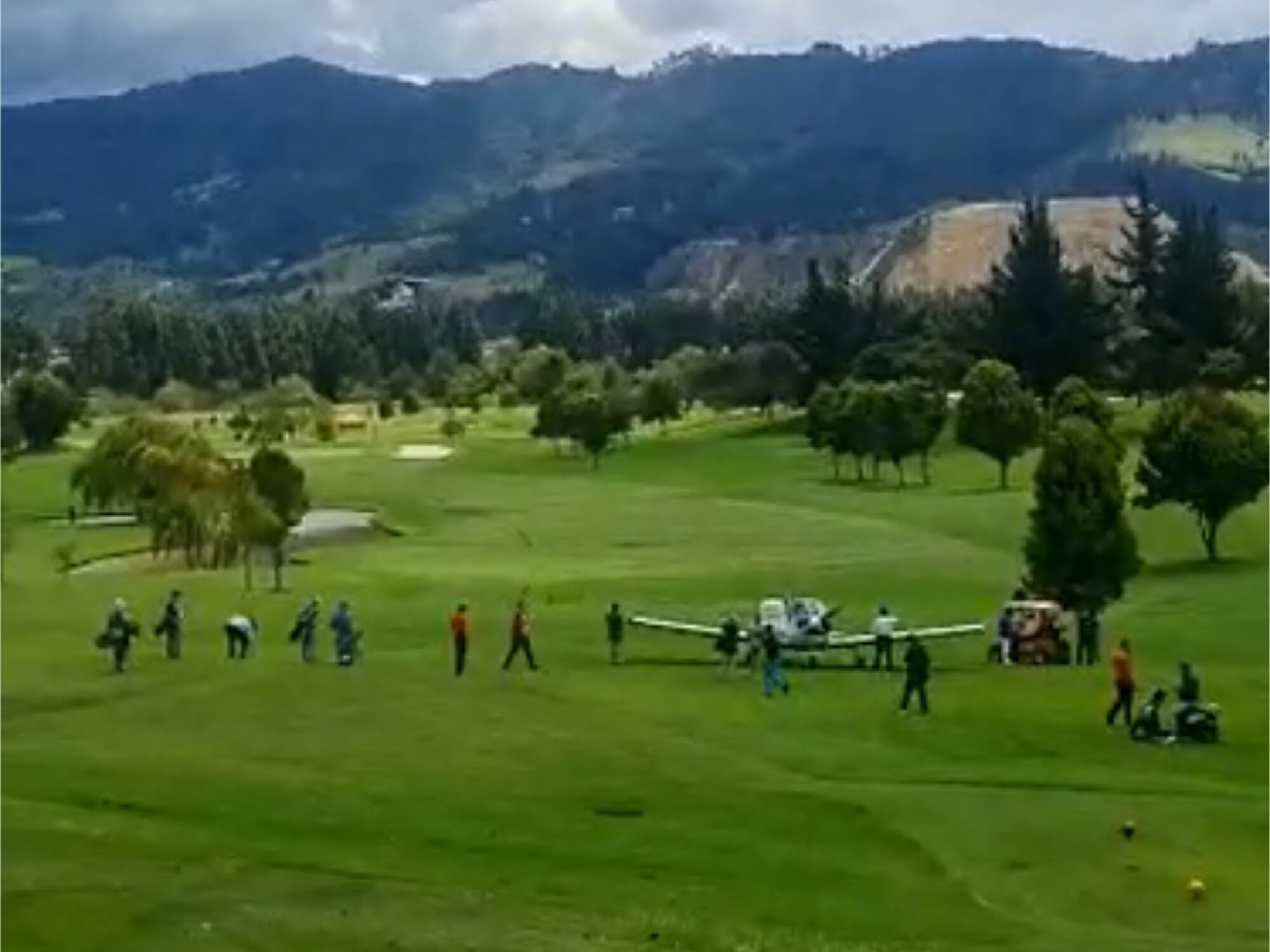 Avioneta aterrizó en campo de golf en Bogotá. Foto: redes sociales