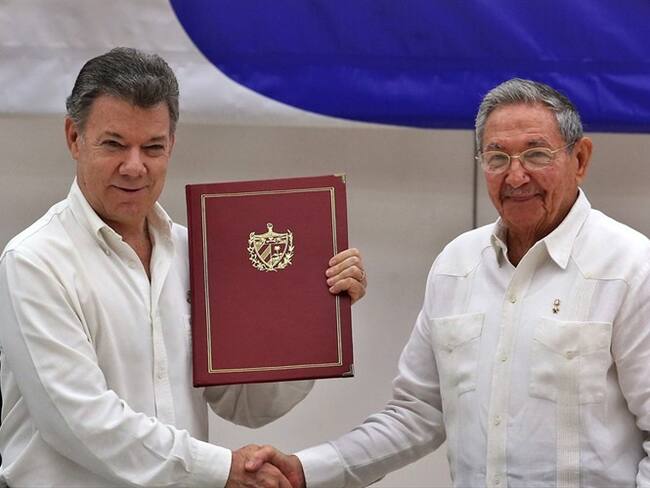 Juan Manuel Santos y Raúl Castro. Foto: Agencia EFE
