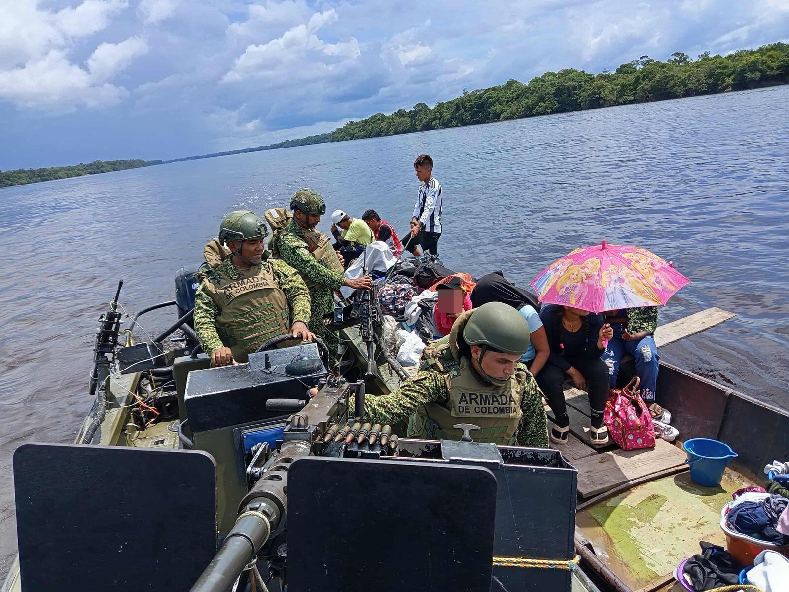 Fueron rescatadas 10 personas en Guainía tras quedar varadas en el río Negro. Foto: suministrada.
