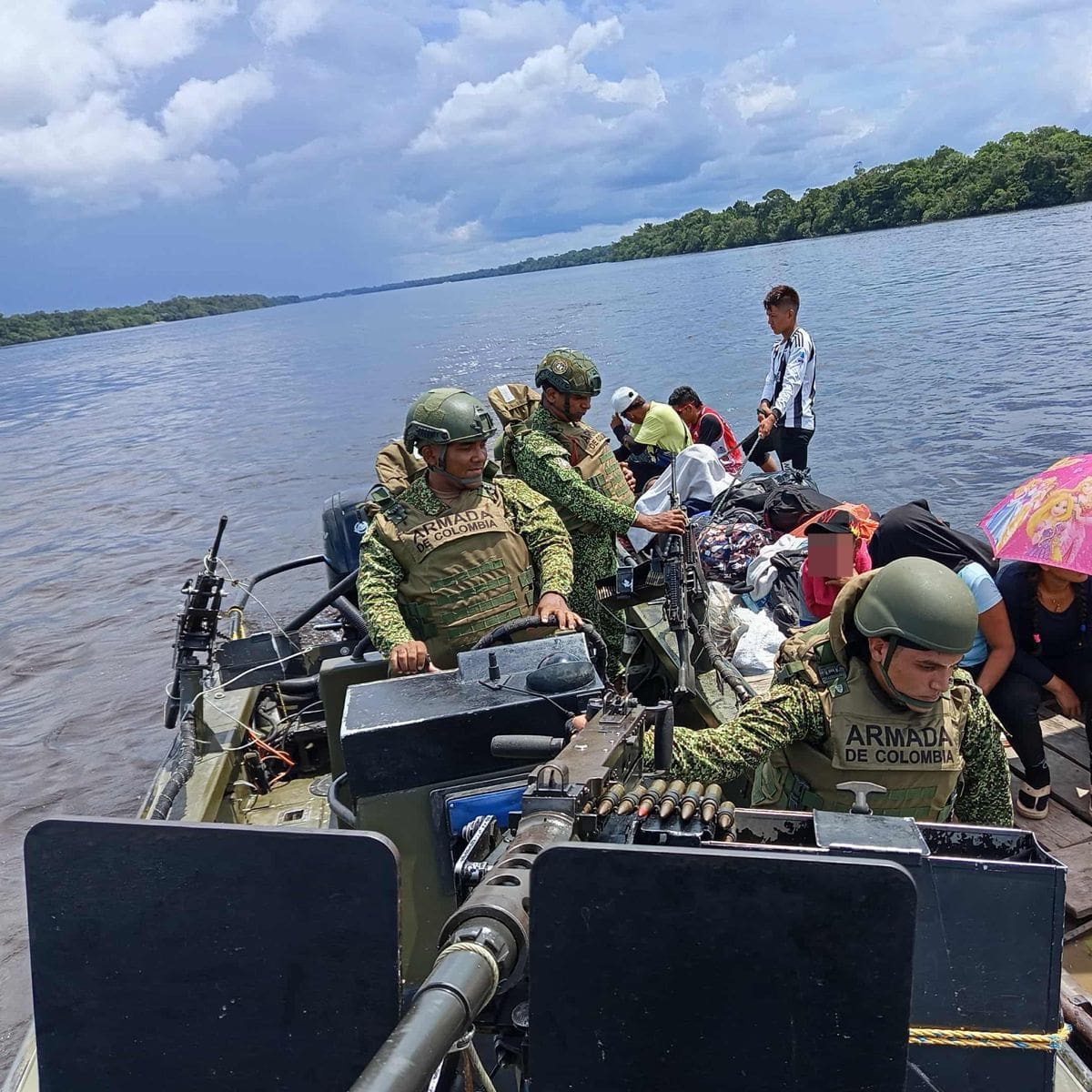 Fueron rescatadas 10 personas en Guainía tras quedar varadas en el río Negro