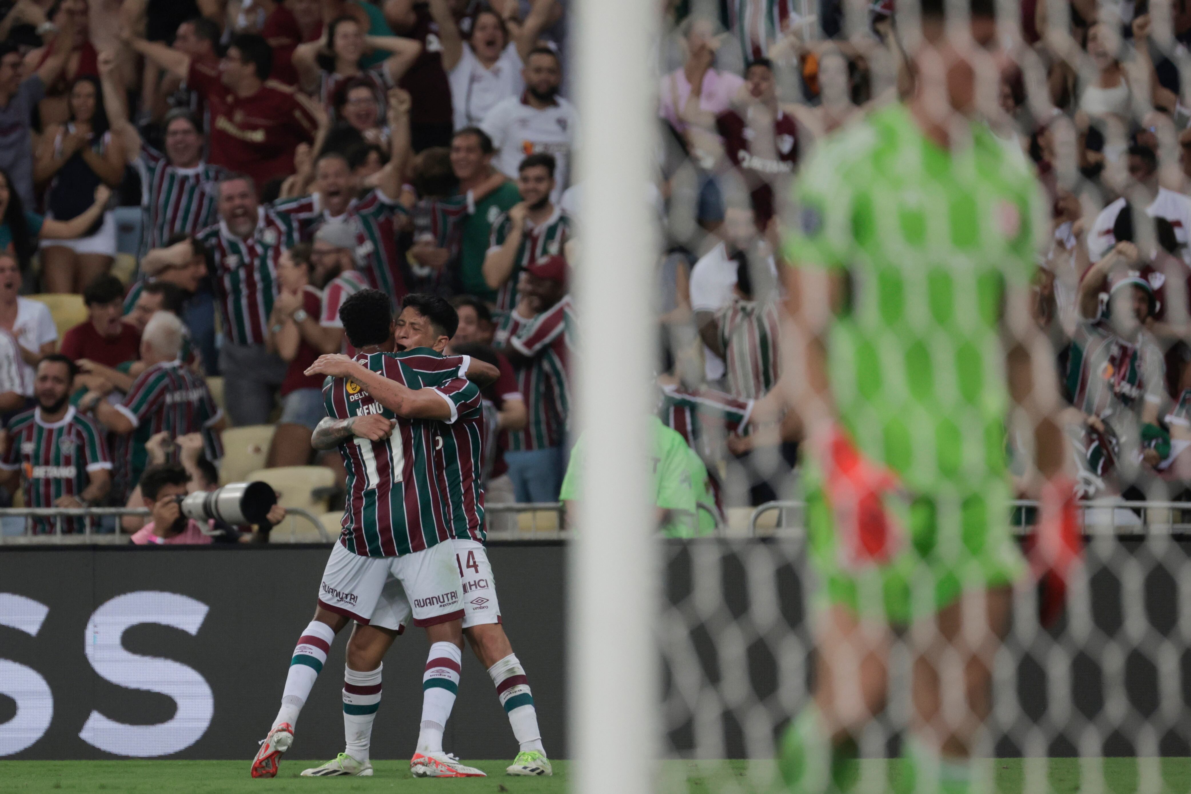 AME3091. RÍO DE JANEIRO (BRASIL), 27/09/2023.- Germán Cano (d) de Fluminense celebra un gol hoy, en un partido de las semifinales de la Copa Libertadores entre Fluminense e Internacional en el estadio Maracaná?? en Río de Janeiro (Brasil). EFE/ Antonio Lacerda