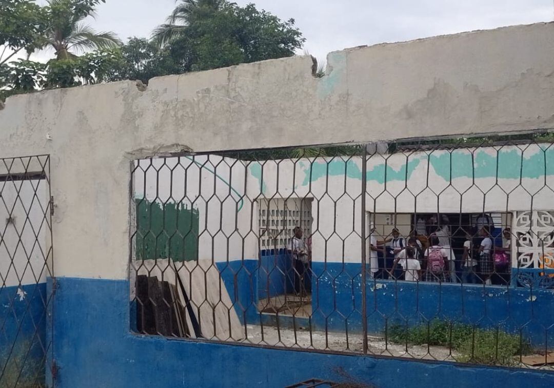 Los estudiantes de noveno y décimo siguen en alternancia porque las aulas están destechadas. Crédito: Cortesía.