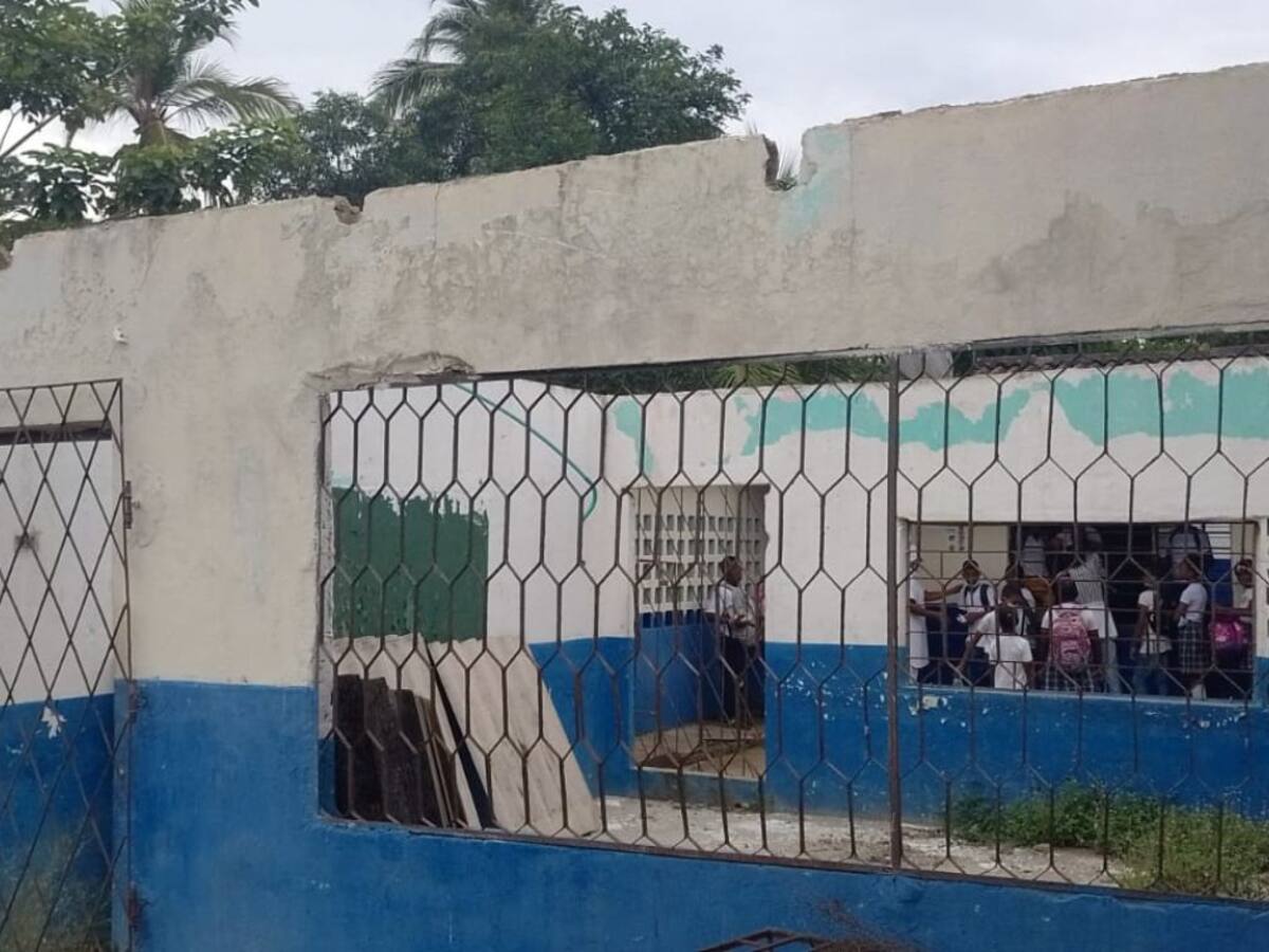 En un colegio de María La Baja no hay profesores de inglés, faltan aulas y sillas