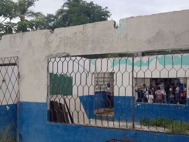 Los estudiantes de noveno y décimo siguen en alternancia porque las aulas están destechadas. Crédito: Cortesía.