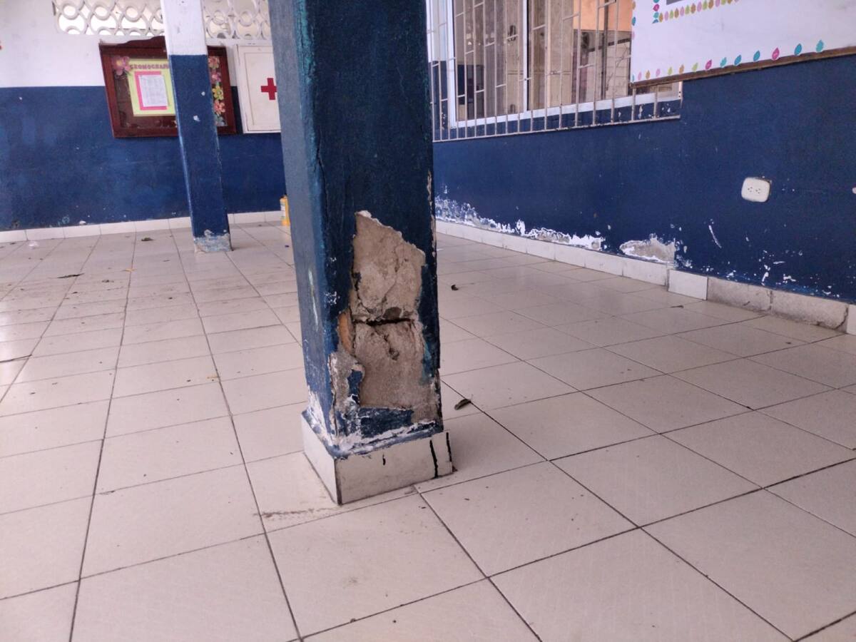 Por mal estado de colegio en Santa Marta, realizan plantón frente a la Alcaldía