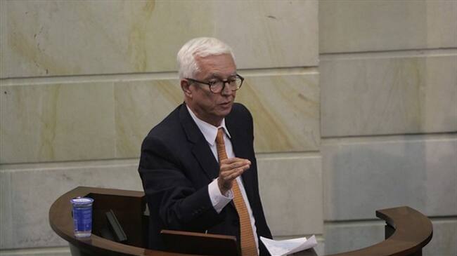 Jorge Enrique Robledo insiste en la moción de censura contra Carrasquilla en el Senado. Foto: Colprensa