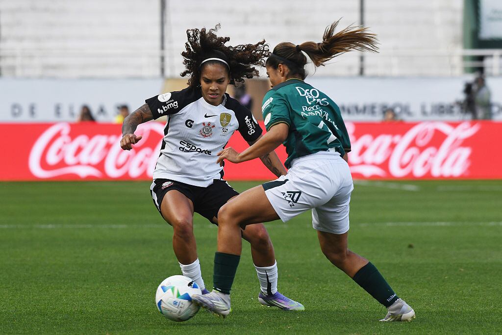 Gisela Robledo de Corinthians y Angie Salazar de Deportivo Cali (Federico Peretti / Getty Images)