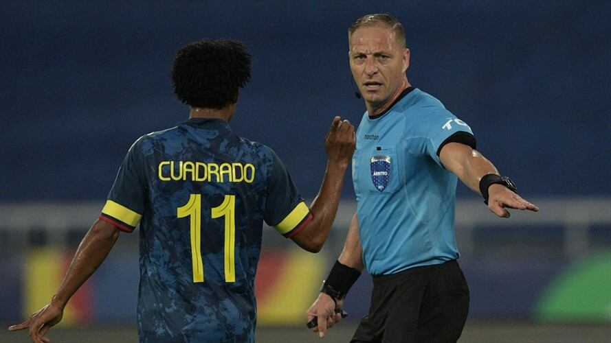 Juan Guillermo Cuadrado y árbitro Néstor Pitana en la Copa América. Foto: CARL DE SOUZA/AFP via Getty Images