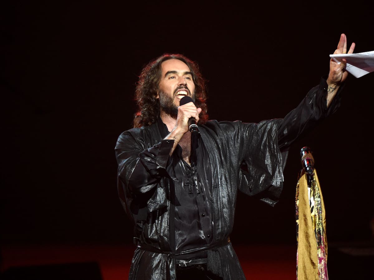 Actor británico Russell Brand es acusado de violación y agresión sexual a cuatro mujeres