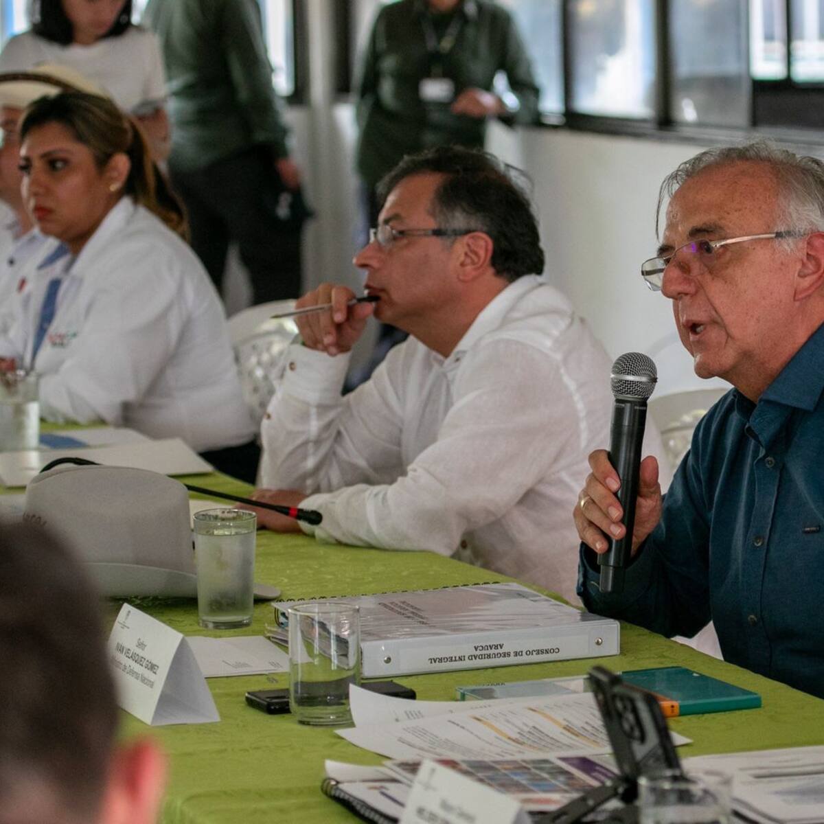 Elegidos por votos no deben hacer guerra, eso podría llamarse paramilitarismo: Petro