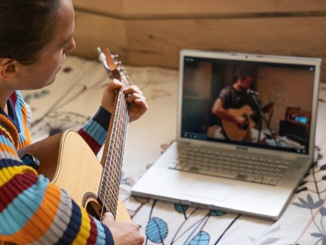 ¿Usted cómo se entretiene en medio de la cuarentena?. Foto: Getty Images
