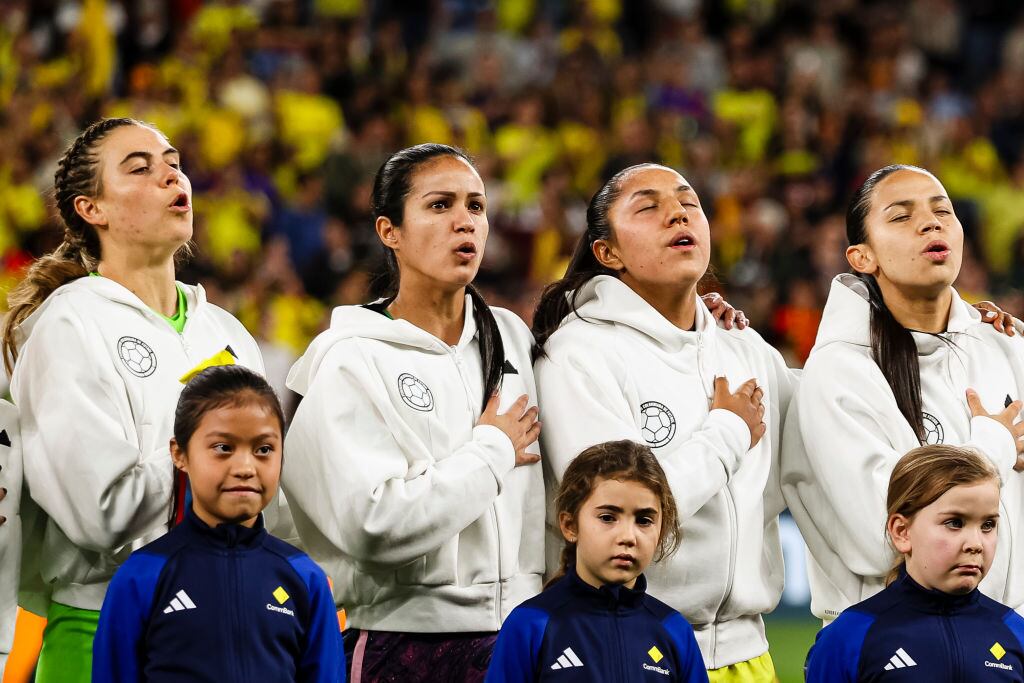 Colombia vs. Alemania. Jugadoras colombianas en los actos protocolarios previo al partido por el Mundial femenino 2023. Foto: Patricia Pérez Ferraro/Eurasia Sport Images/Getty Images.