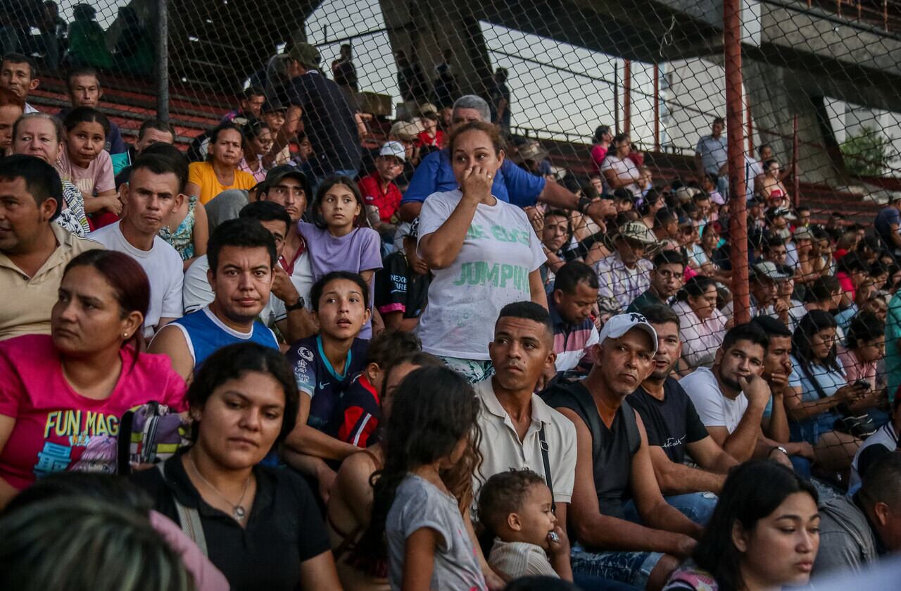 Cúcuta. Enero 22 de 2025. Cientos de desplazados continúan llegando al Estadio General Santander, en busca de ayuda y refugio frente a la actual situación de violencia en el Catatumbo, por los enfrentamientos entre el ELN y las disidencias de las FARC. (Colprensa - Catalina Olaya)