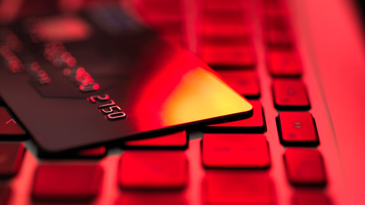 ¿Puede sacar una tarjeta de crédito si está reportado en Datacrédito?