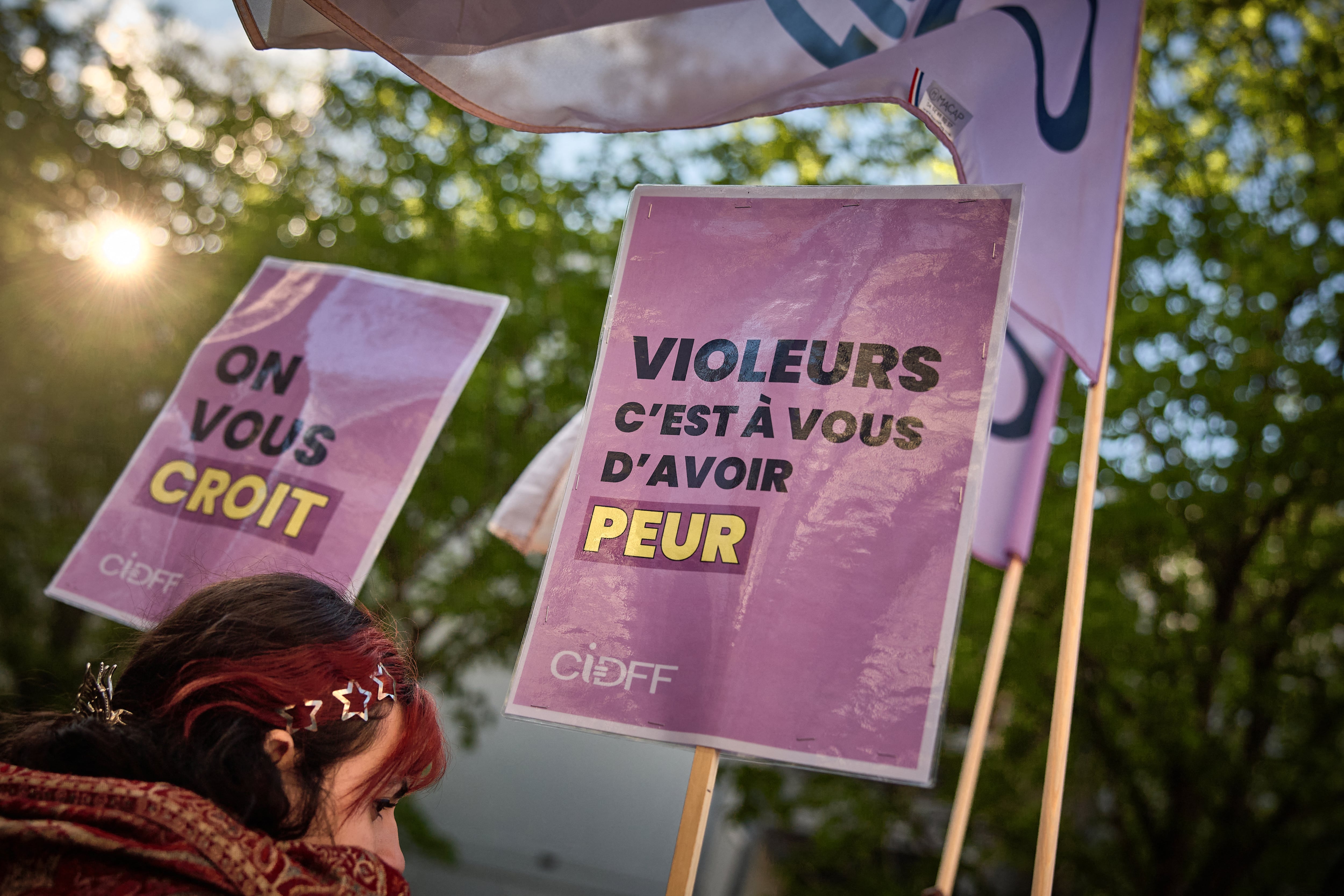 Protestantes feministas en la Asamblea Nacional francesa sosteniendo un cartel "violadores, ahora es su turno de tener miedo". FOTO: KIRAN RIDLEYKIRAN RIDLEY/AFP /Getty Images
