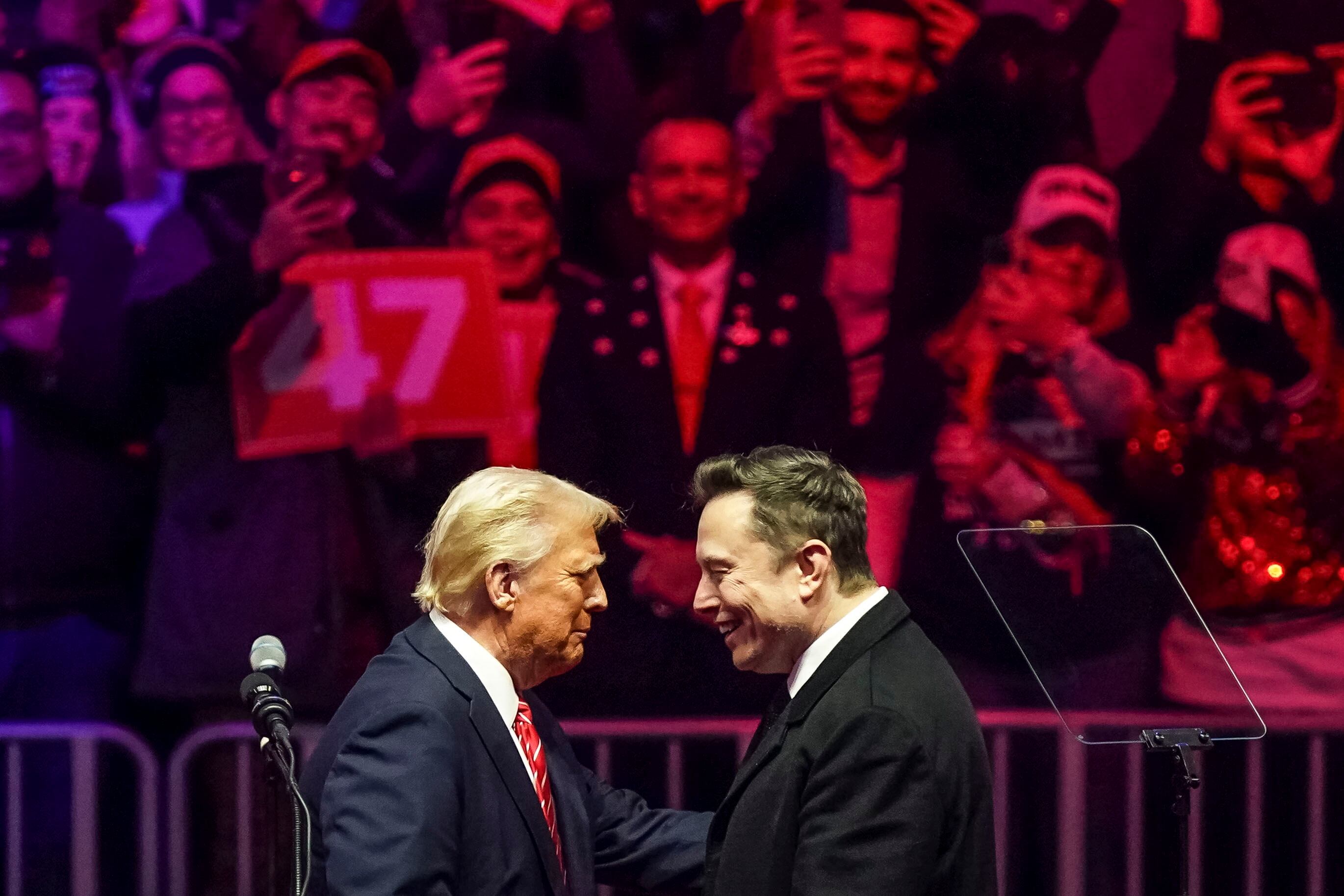 Washington (Estados Unidos), 19/01/2025.- El presidente electo de Estados Unidos, Donald Trump, junto al empresario Elon Musk, en el escenario durante un mitin en el Capital One Arena.
