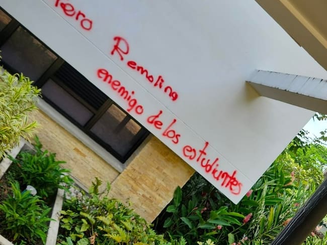 Encapuchados pintaron grafitis y detonaron artefactos en la UIS. Foto: Suministrada