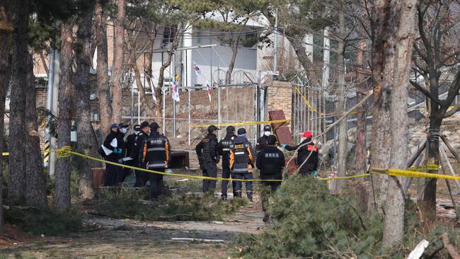 Pocheon (Korea, Republic Of), 07/03/2025.- Investigators examine the site of an accidental fighter jet bombing over a village in Pocheon, South Korea, 07 March 2025, one day after two Air Force KF-16 fighter jets mistakenly released eight MK-82 air-to-surface bombs outside a training range, injuring 15 civilians and 14 soldiers. (Corea del Sur) EFE/EPA/YONHAP SOUTH KOREA OUT