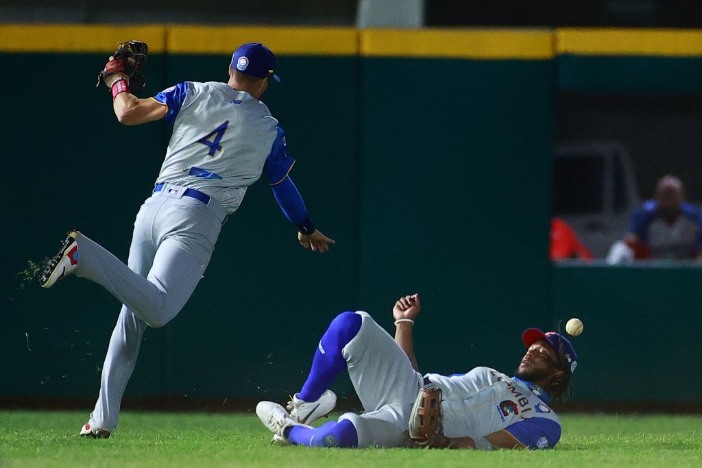 MAZATLAN, MEXICO - FEBRUARY 04 Caimanes de Barranquilla of Colombia misses a catch in the 7th inning during the game between Colombia and Dominican Republic (Photo by Hector Vivas/Getty Images)
