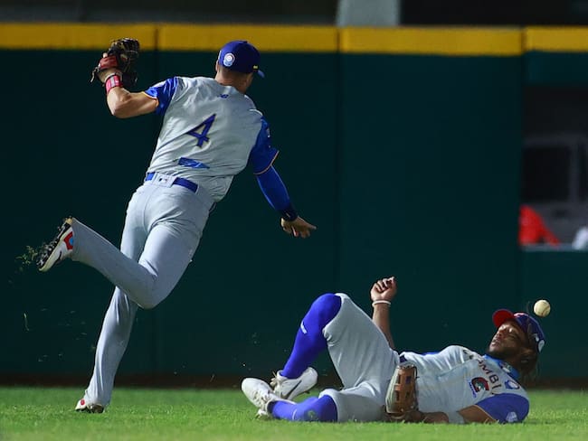 MAZATLAN, MEXICO - FEBRUARY 04 Caimanes de Barranquilla of Colombia misses a catch in the 7th inning during the game between Colombia and Dominican Republic (Photo by Hector Vivas/Getty Images)