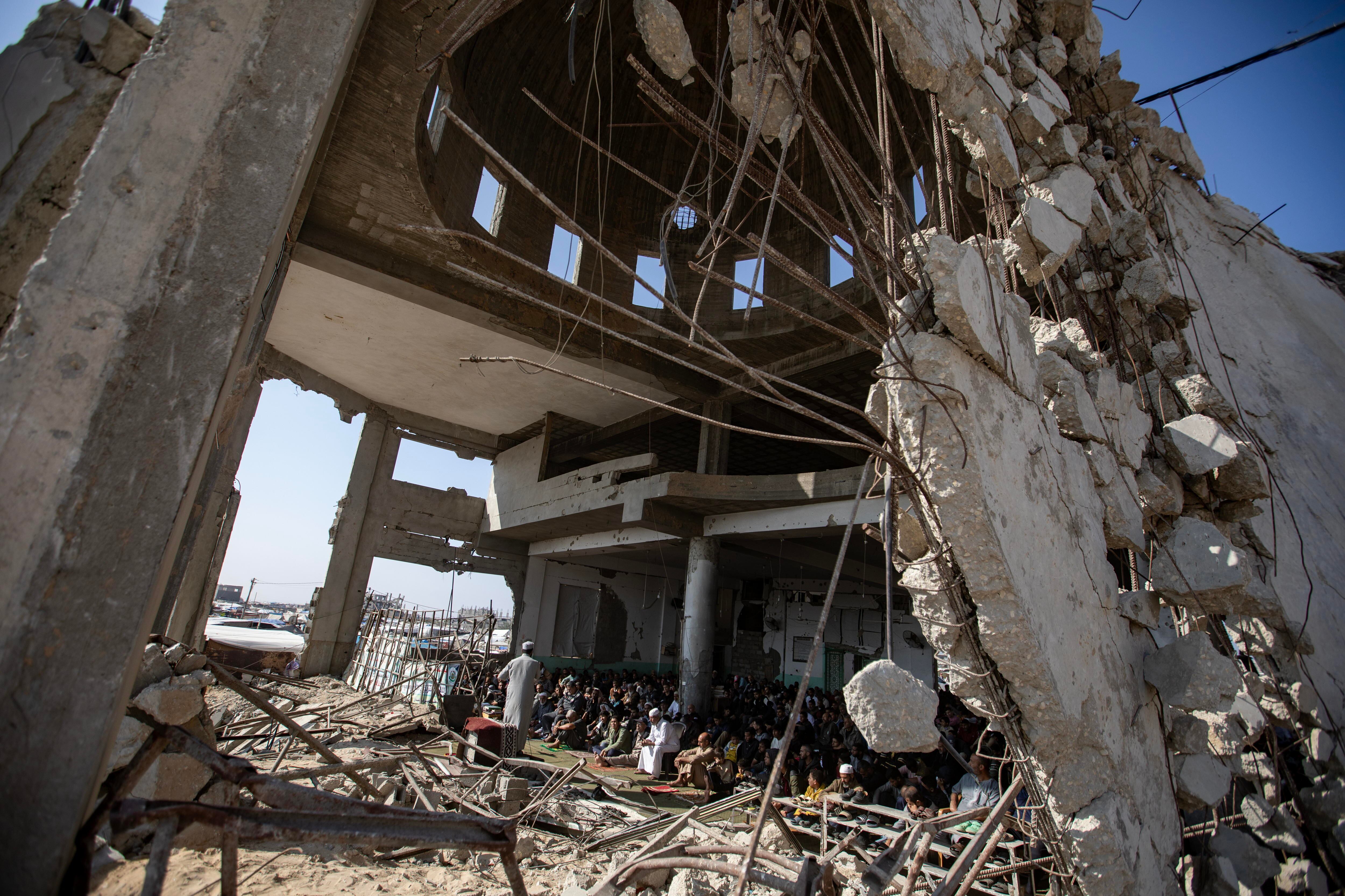 Khan Yunis (-), 22/11/2024.- Palestinians perform Friday prayers on the ruins of the Albani Mosque, which was destroyed in an Israeli military strike, in Khan Yunis, southern Gaza Strip, 22 November 2024. More than 44,000 Palestinians and over 1,400 Israelis have been killed, according to the Palestinian Health Ministry and the Israeli Army, since Hamas militants launched an attack against Israel from the Gaza Strip on 07 October 2023, and the Israeli operations in Gaza and the West Bank which followed it. EFE/EPA/HAITHAM IMAD