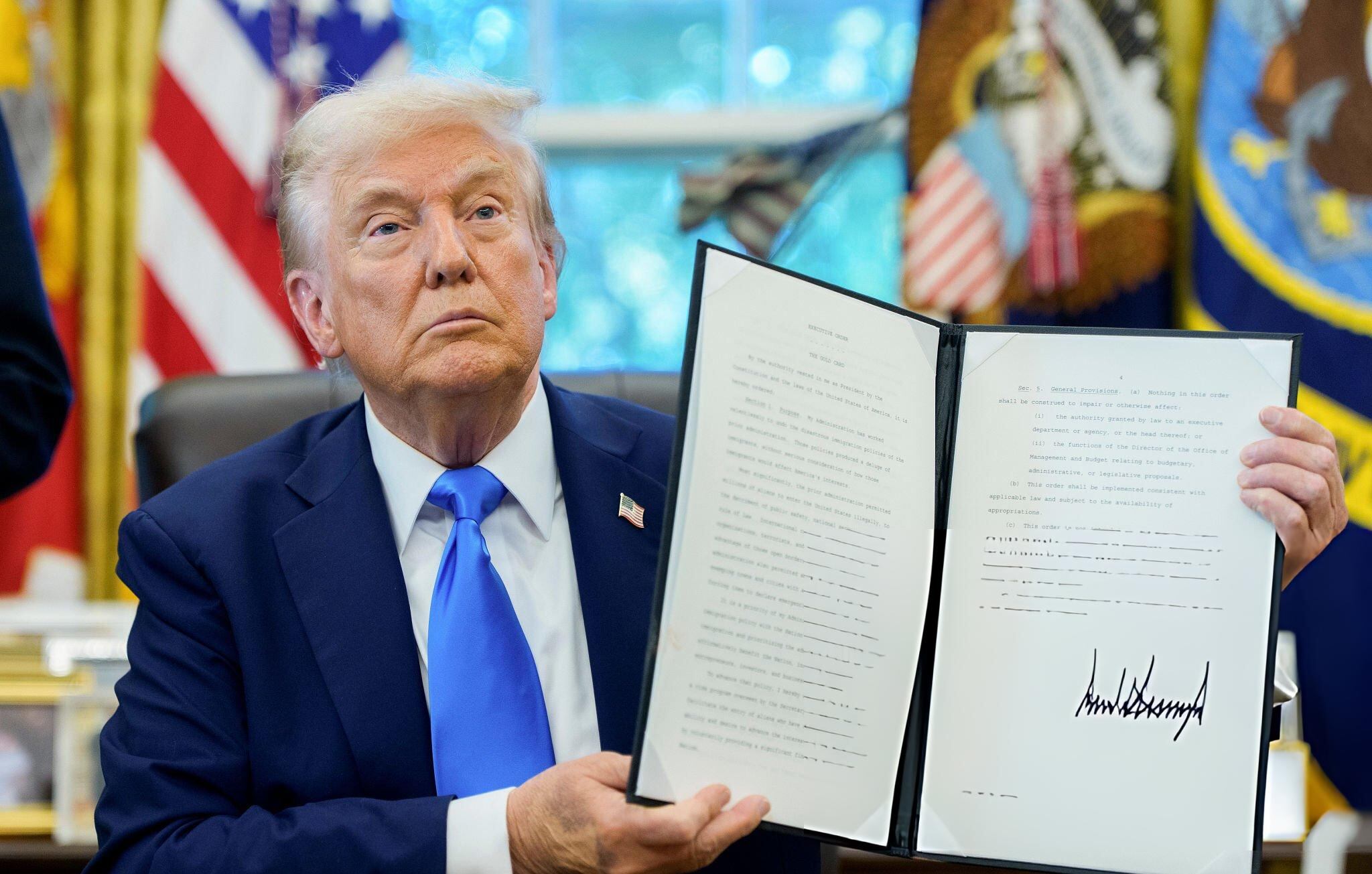 El presidente de Estados Unidos, Donald Trump, autoriza la Tarjeta Dorada Trump en la Oficina Oval de la Casa Blanca, el viernes 19 de septiembre de 2025. FOTO: FOTO: Aaron Schwartz vía Getty Images